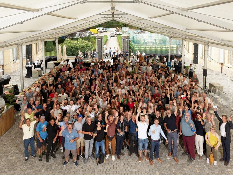 Hauteville, du château au campus, histoire d'une reconversion – Equipe de mandataires interdisciplinaires, experts et artisans lors de l'inauguration – Luca Delachaux, atelier delachaux photographie / Pepperdine University